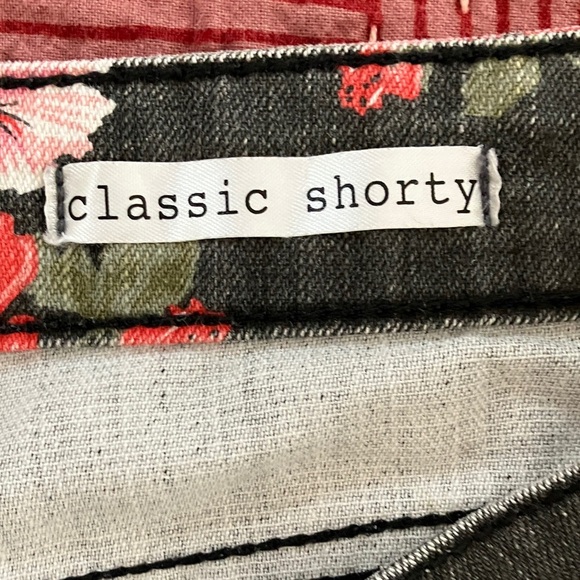 City Streets women’s size 13 black/ Pink Floral Jean “Classic shorty” Shorts - Picture 3 of 16